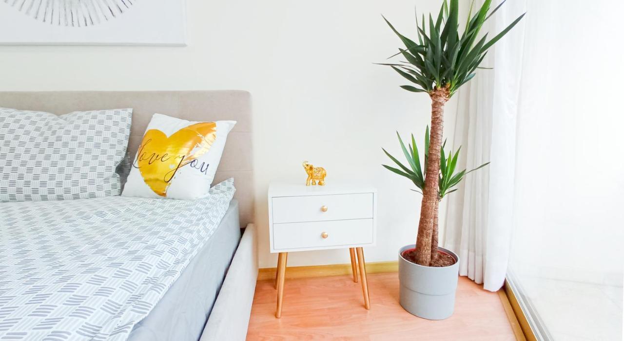 1A Beach & Business Apartment In The City Center! Larnaca Esterno foto